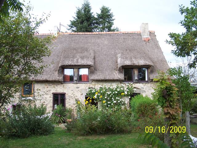 Studio in a pretty thatched cottage