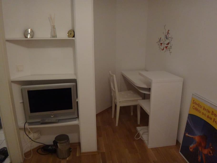 Arbeitszimmer: Schreibtisch, Fernseher