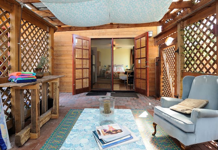 Studio w/ Courtyard 1mi to Beach