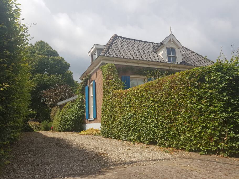 Oprit en zij-ingang