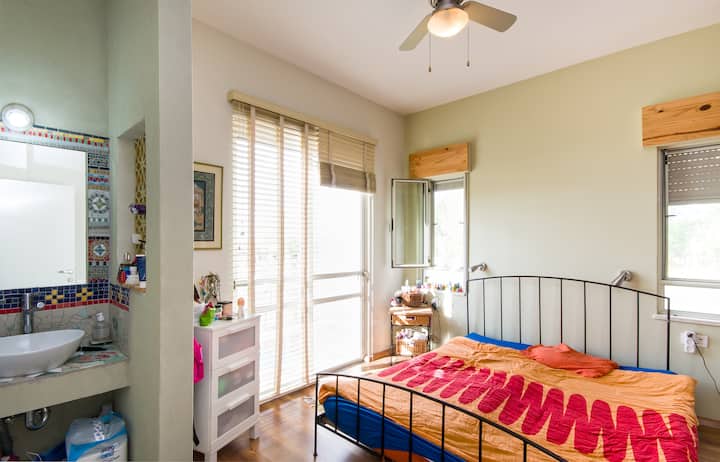 Spálňa s vlastnou kúpeľňou na verande
