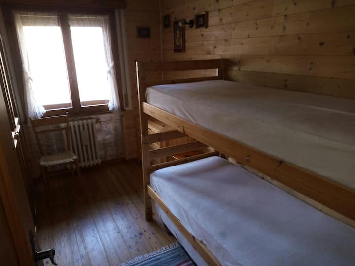 спална соба со кревет на спрат