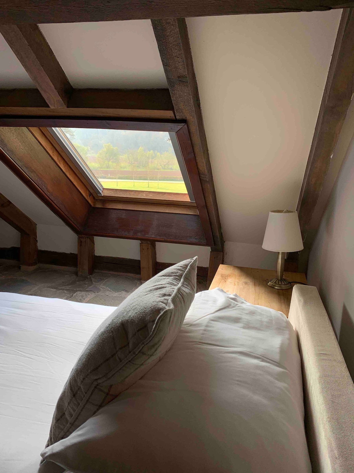 Cama individual en el entrepiso con vistas a la sala de estar