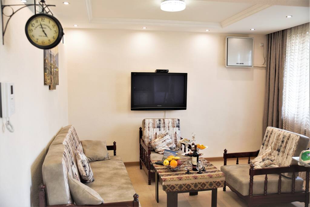 Аренда квартир в ереване. Ереван квартиры. Квартира Ереван 2 комнта. Apartment in the Heart of Yerevan Republic Square. Снять квартиру в Ереване.