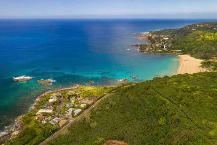 Family Home, Center of North Shore, – Ocean Views! gallery image 2