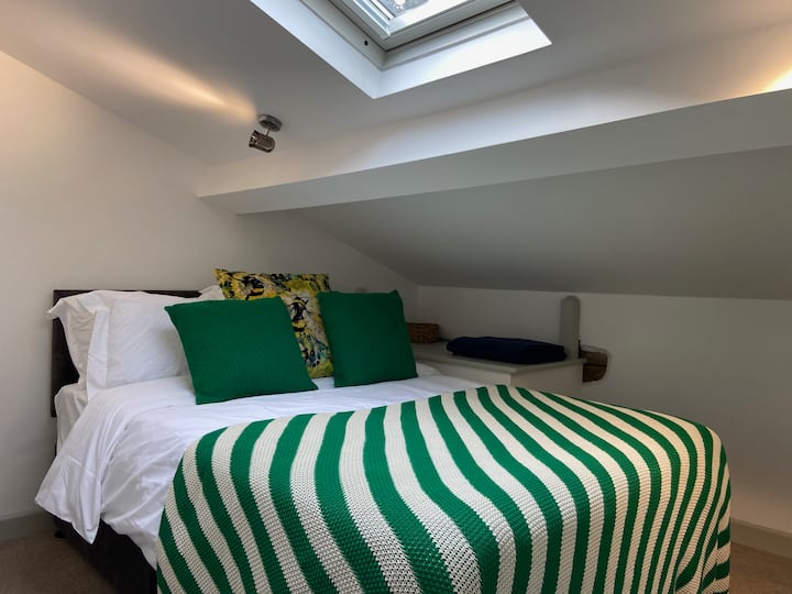 El dormitorio entrepiso con una nueva cama doble.