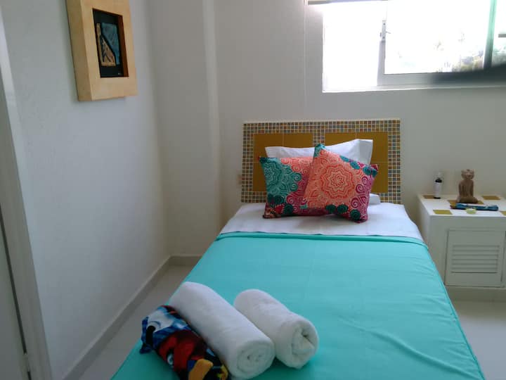 Детална жолта соба