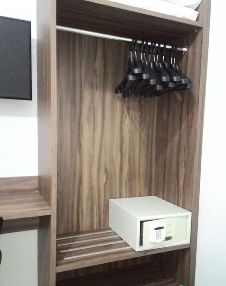 双人房配备保险箱的橱柜