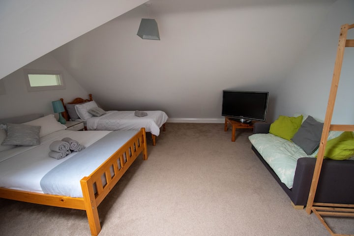 4th bedroom on 1st floor with double, single and sofa bed