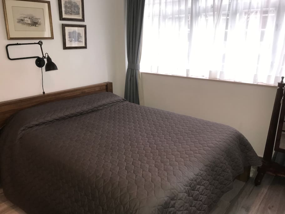 Bedroom 1 (Queen)