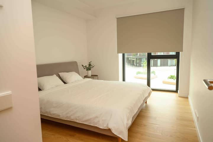 Cama tamaño king en el dormitorio principal