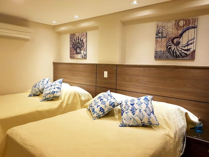 5号套房，配有空调和2张双人床