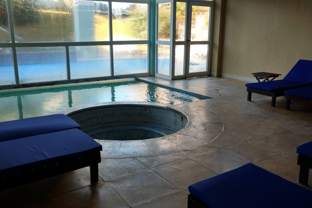 Jacuzzi y piscina cubierta