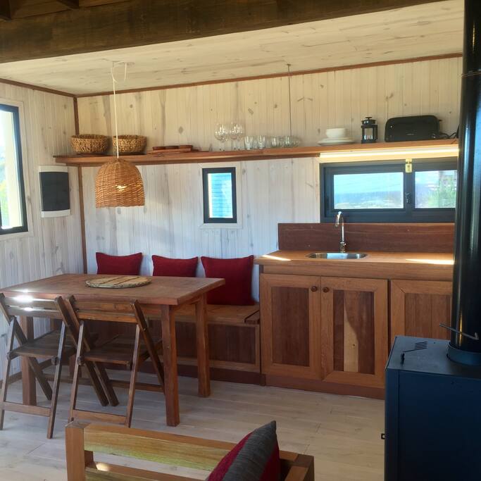 Estar, mesa y mesada cocina