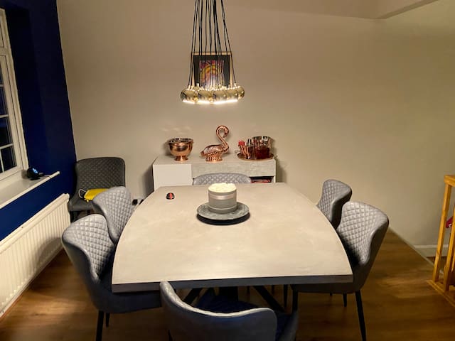 Large georgian house with cinema room and gardens! gallery image 2