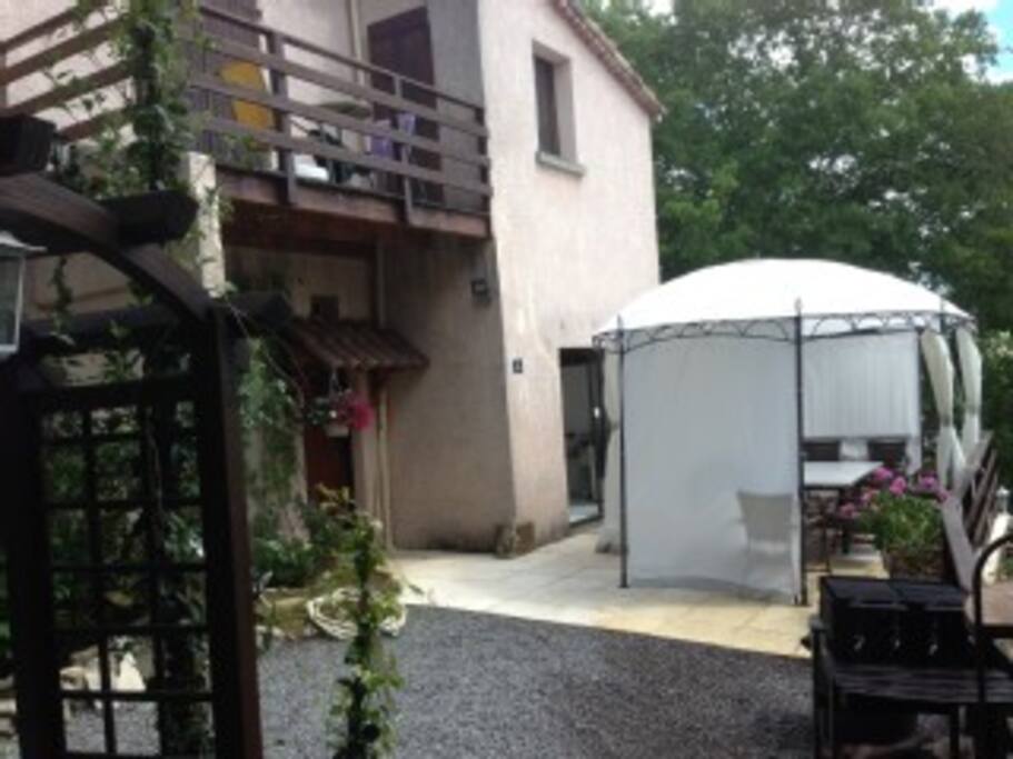 La grande terrasse et sa grande table pour 12 pers