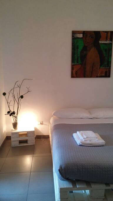 Letto e comodini realizzati con pallets riciclati