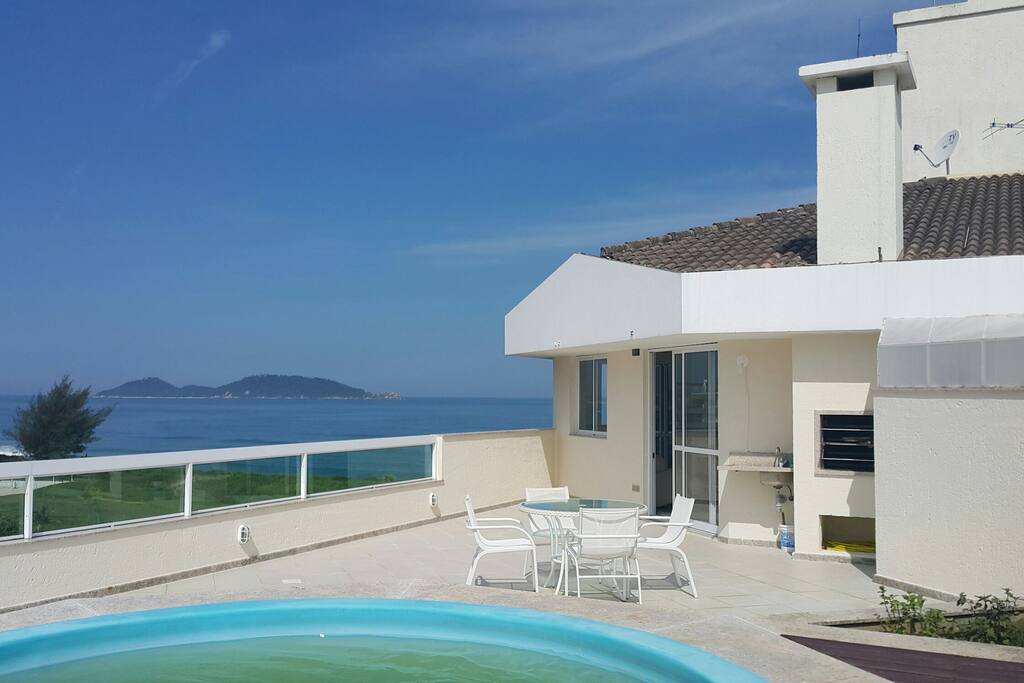 Varanda com churrasqueira e piscina