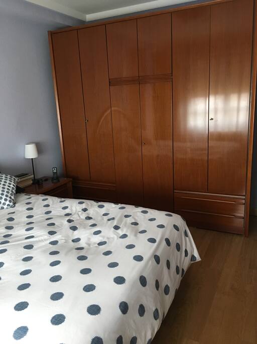 Dormitorio y armario
