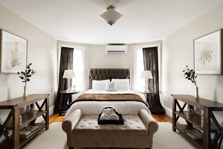 Stroll to the Harbor from a Remodeled Downtown Apartment gallery image 2