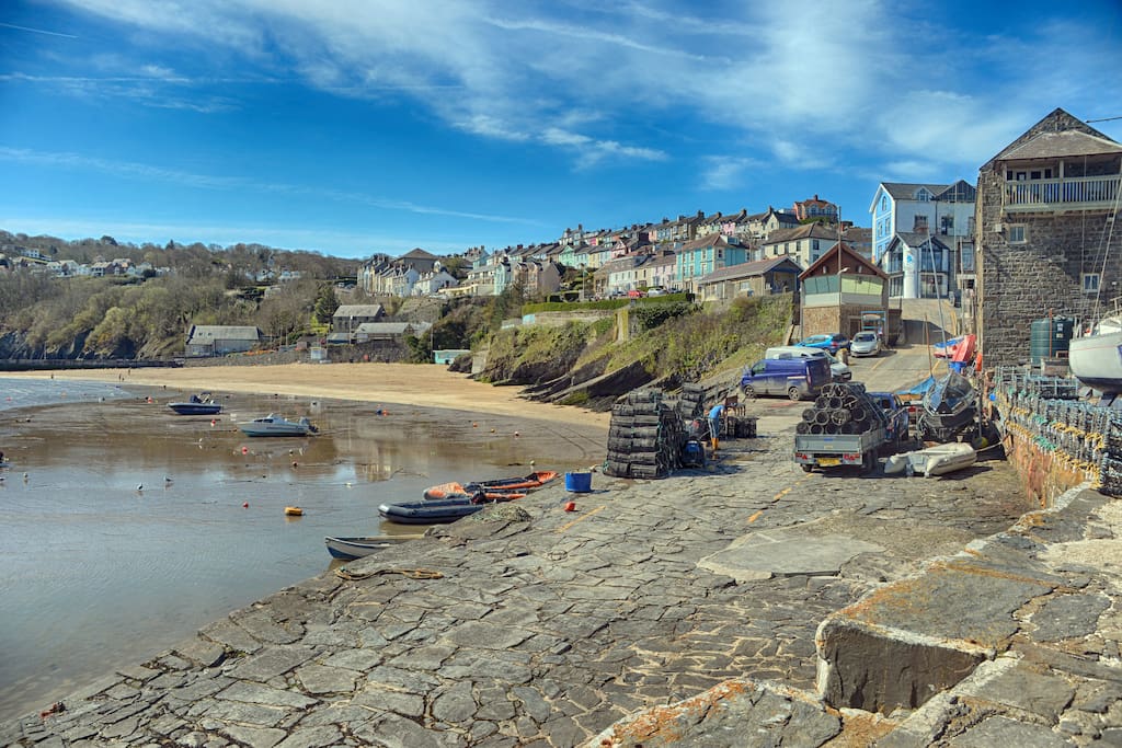 New Quay with beaches, Harbour, restaurants and shops all within 5 minutes walk