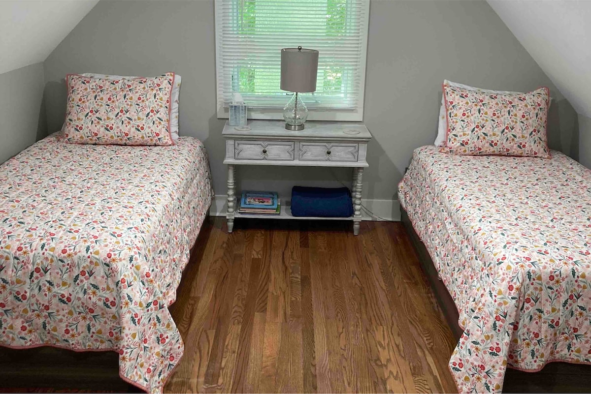 Habitación 2.   Camas individuales arriba. 