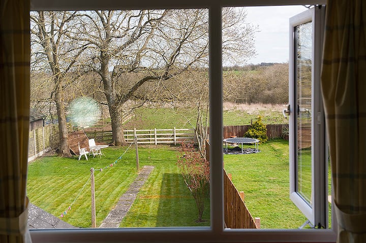 Market Harborough. Comfortable single. Views.