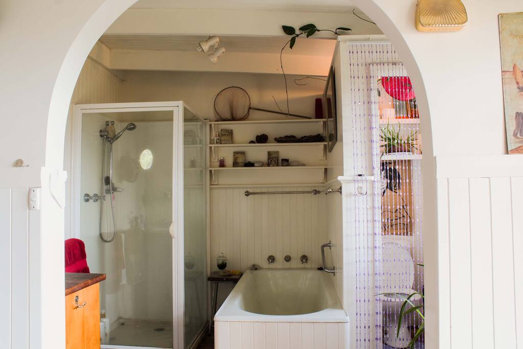 Upstairs ensuite bathroom