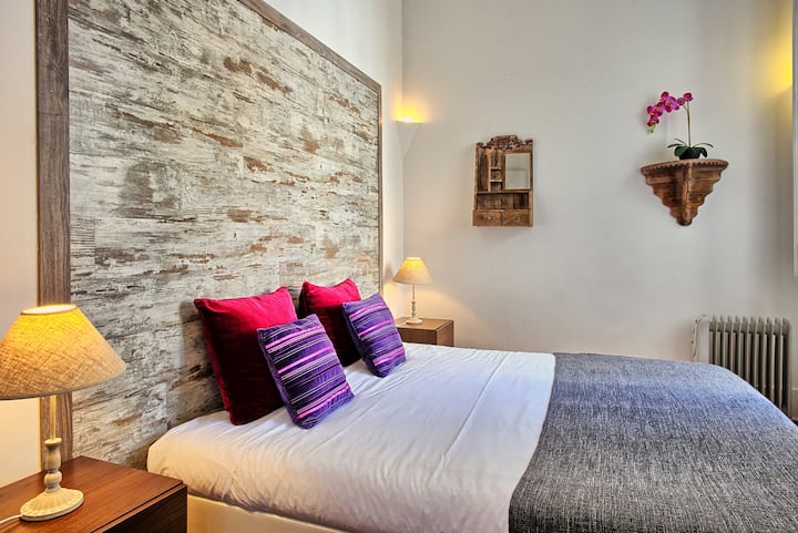 Спалня 1 : 1 двойно легло или 2 единични легла + разтегателен диван