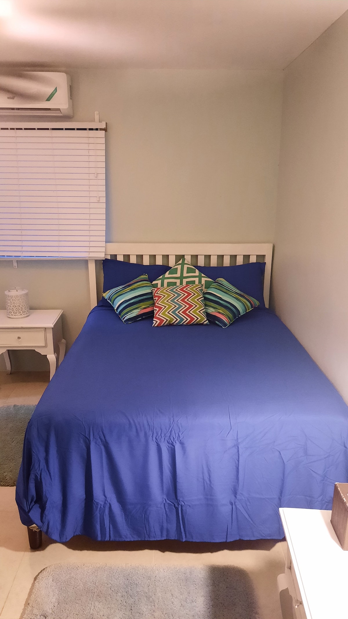 חדר שינה אחורי עם מיזוג אוויר.