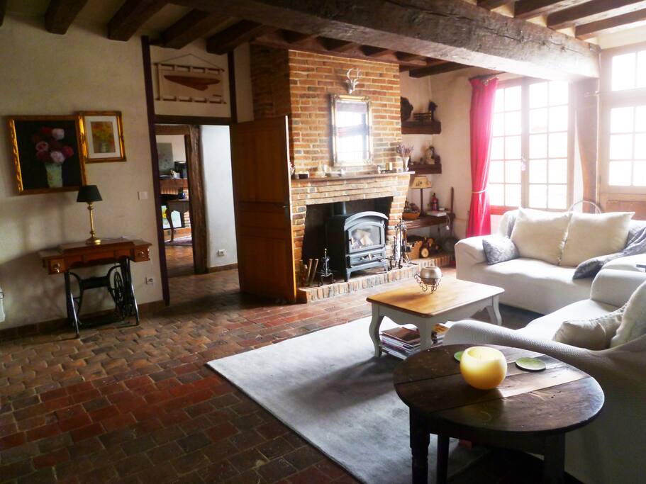 Le salon de 33 m2 équipé d'un poêle à bois