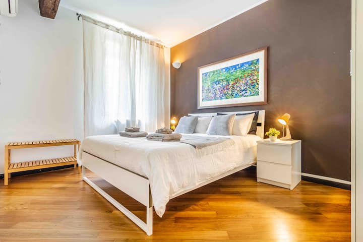 Dormitorio en planta baja con cama matrimonial king