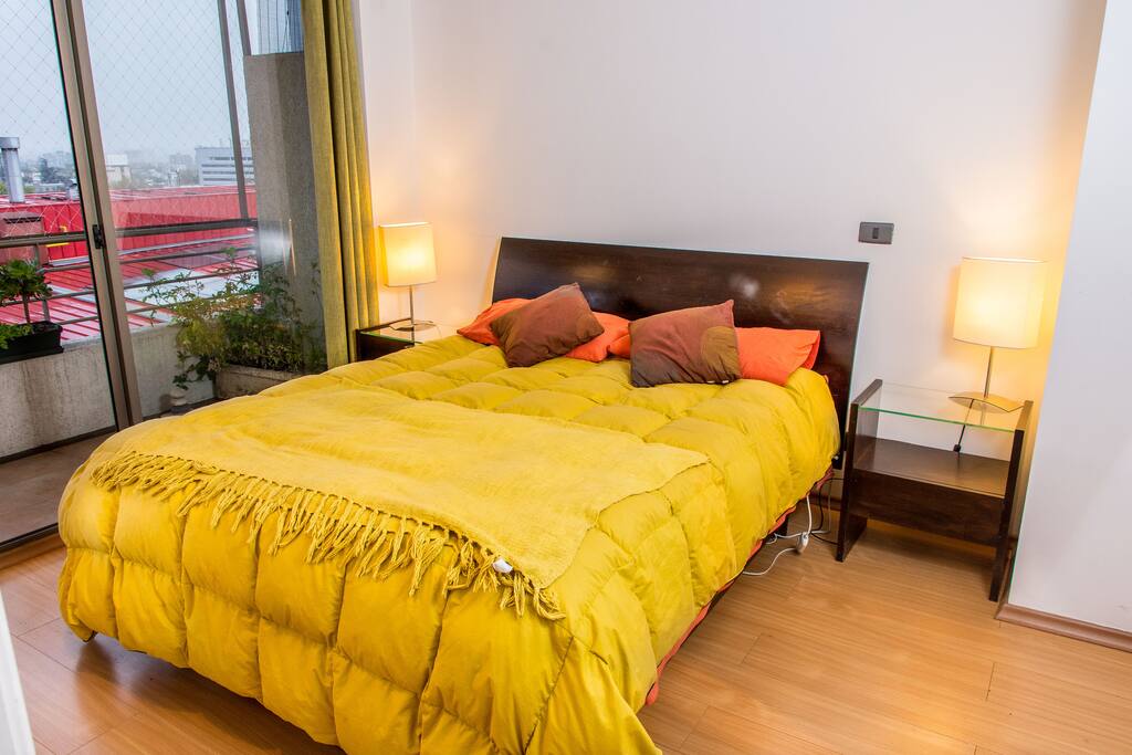 Dormitorio con vista a la Cordillera de Los Andes y Cerro San Cristóbal.