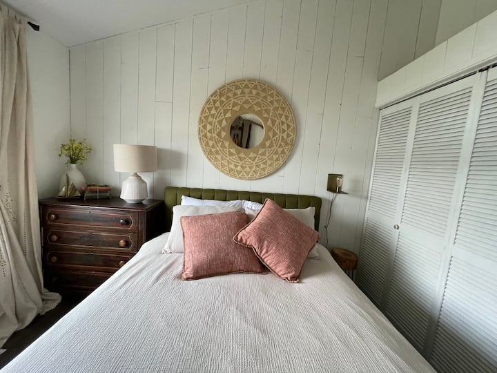 Upstairs guest bedroom with queen.