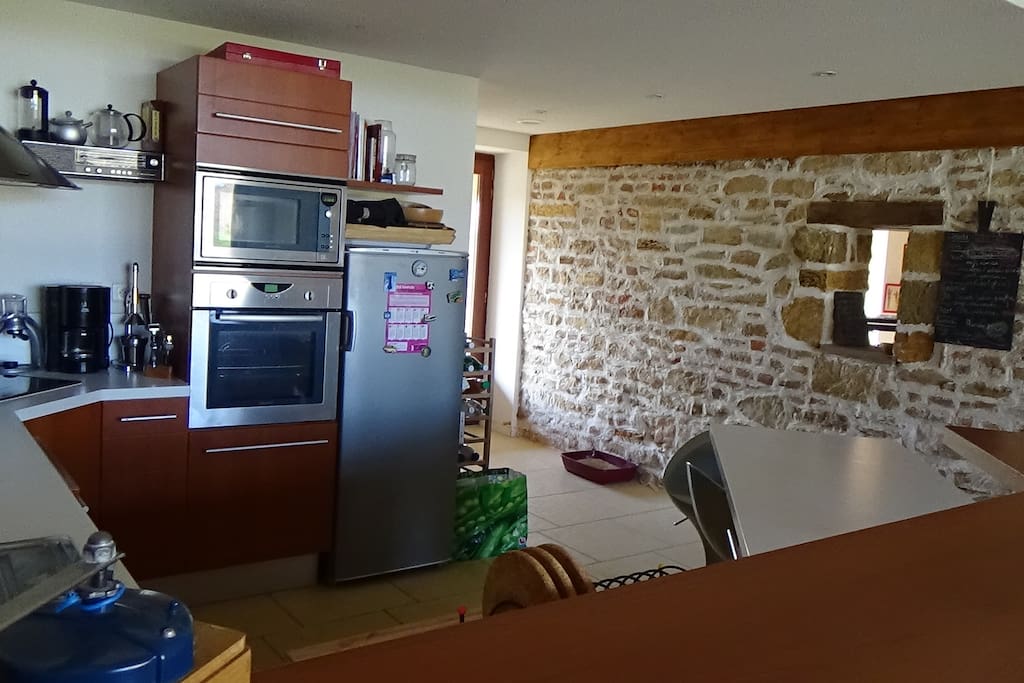 La cuisine équipée : four, hotte, plaques vitro, micro ondes, lave vaisselle.