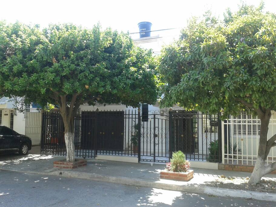 Esta ubicada en la urbanización el Cerrito; única urbanización en Valledupar con sistema general de alarmas y conectadas directamente con la Policia