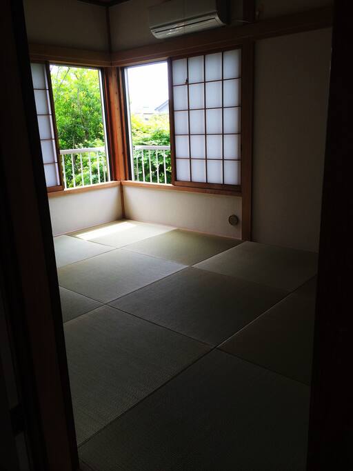 琉球畳の和室。
3人まで布団を使用可。