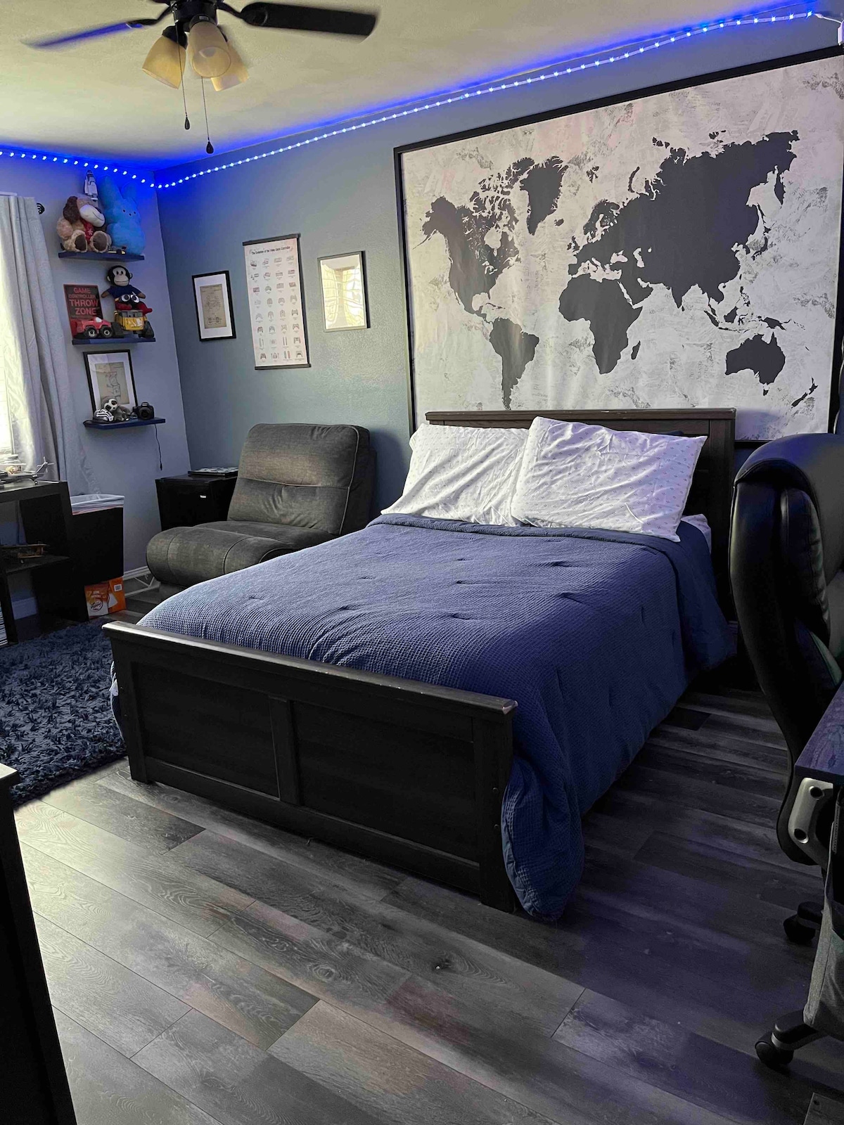 غرفة النوم الثانية - الطابق العلوي. سرير بالحجم الكامل 