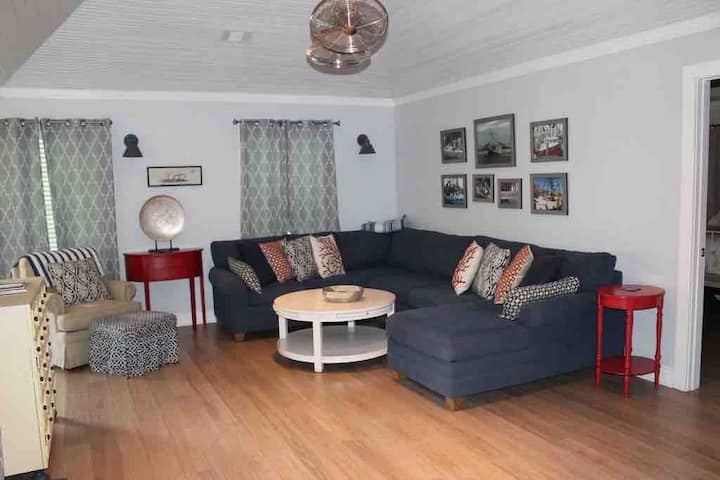 Salle de séjour confortable.  