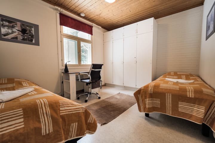 De kamers beneden hebben twee bedden van 90 cm en een bureau en kasten. Vogelthema in elke kamer.