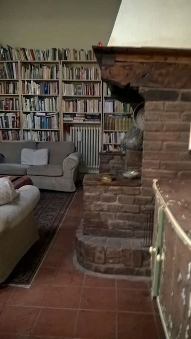 English and Italian books for guests cover one wall of the Livingroom