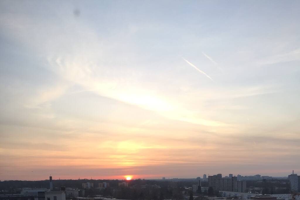 Jeden Abend kannst Du den Sonnenuntergang geniessen (Blickrichtung West) - sofern der Himmel es zulässt.