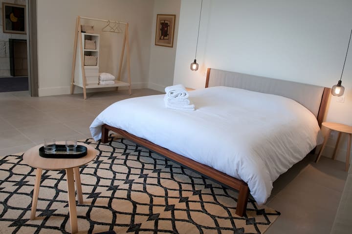 楼上大套房： 1张2米宽双人床+ 2个敞篷车
带浴缸的浴室