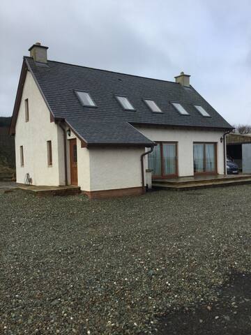 Argyll modern cottage with idyllic sea views.