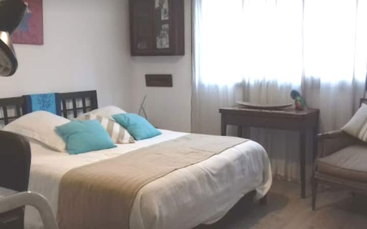 habitación 1 con una cama de matrimonio y un escritorio (espacio para el ordenador)
Un perchero para la ropa