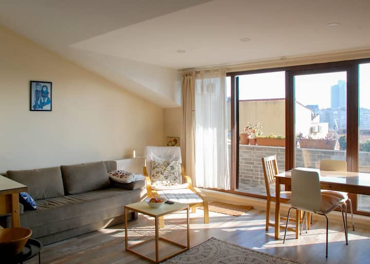 ห้องครัวแบบเปิดและห้องนั่งเล่น เตียงโซฟาคู่ขนาด 190X160 ซม. ผ้าห่มสำรอง ผ้าปูที่นอนมีอยู่ในตู้เสื้อผ้าในห้องนอน 