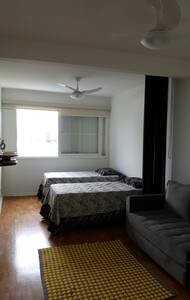 Kitinete iluminado no centro de Itanhaém