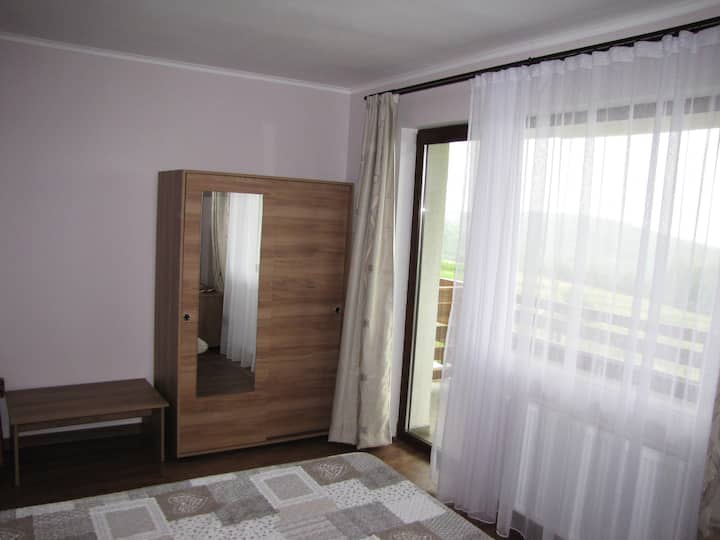 двокреветна соба со брачен кревет