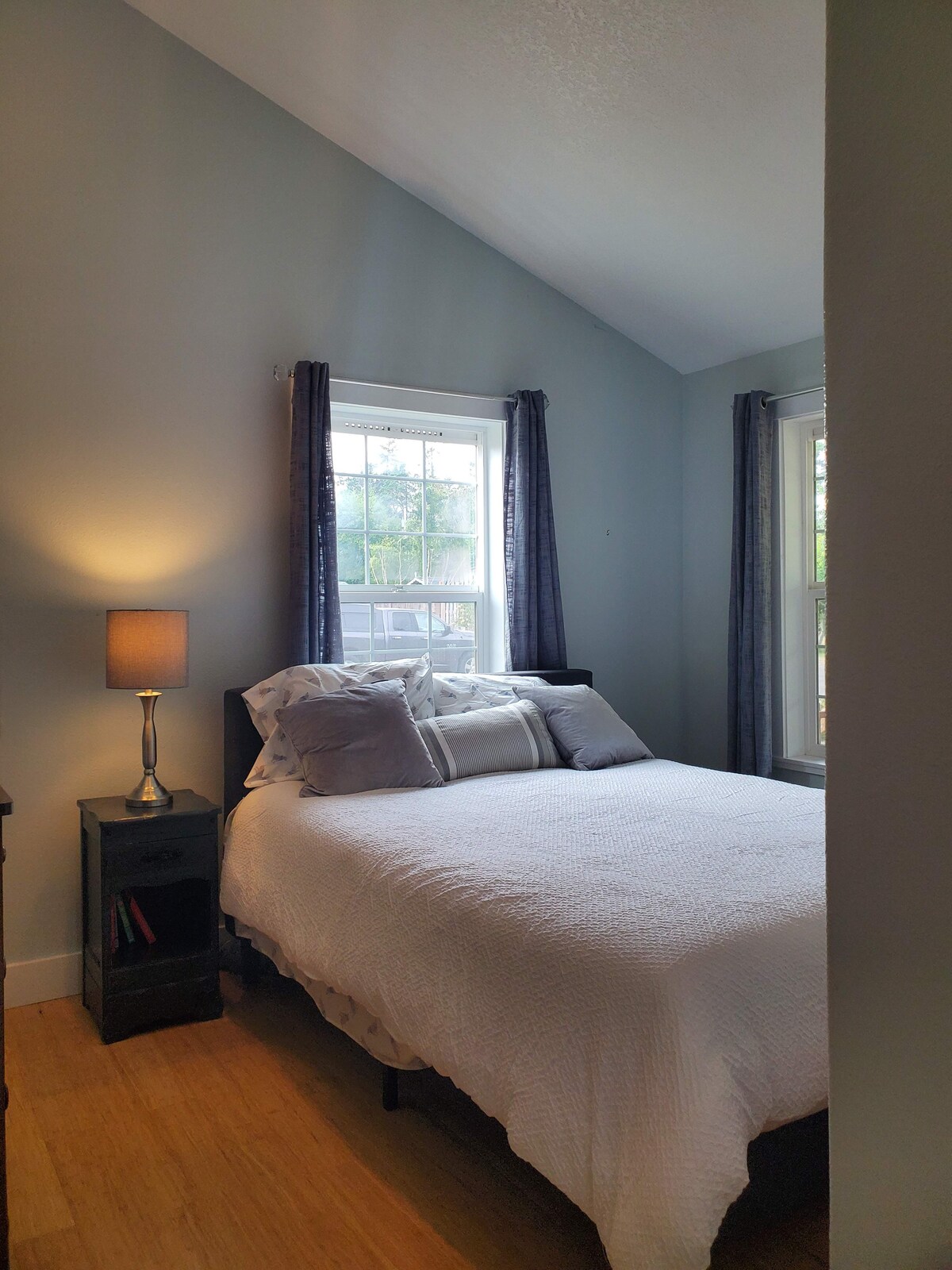 سرير رئيسي بغرفة نوم بسرير بحجم كبير