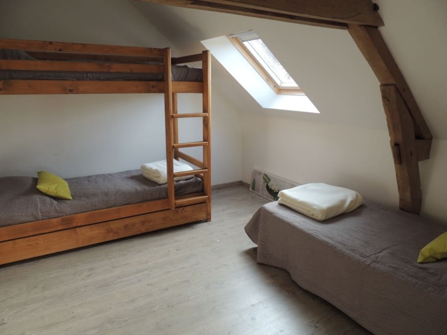 chambre avec 3 lits simples dont 2 superposes